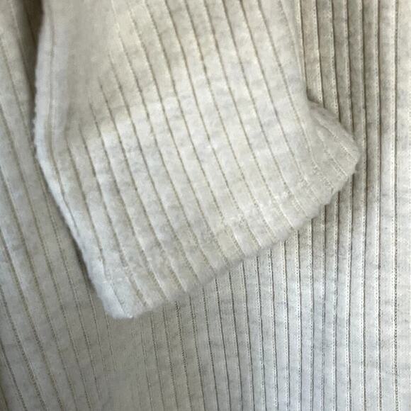 THE GROUP BY BABATON ARITZIA REVERSE LONG SLEEVE RIBBED V-NECK SWEATER SIZE 3 - Picture 4 of 8